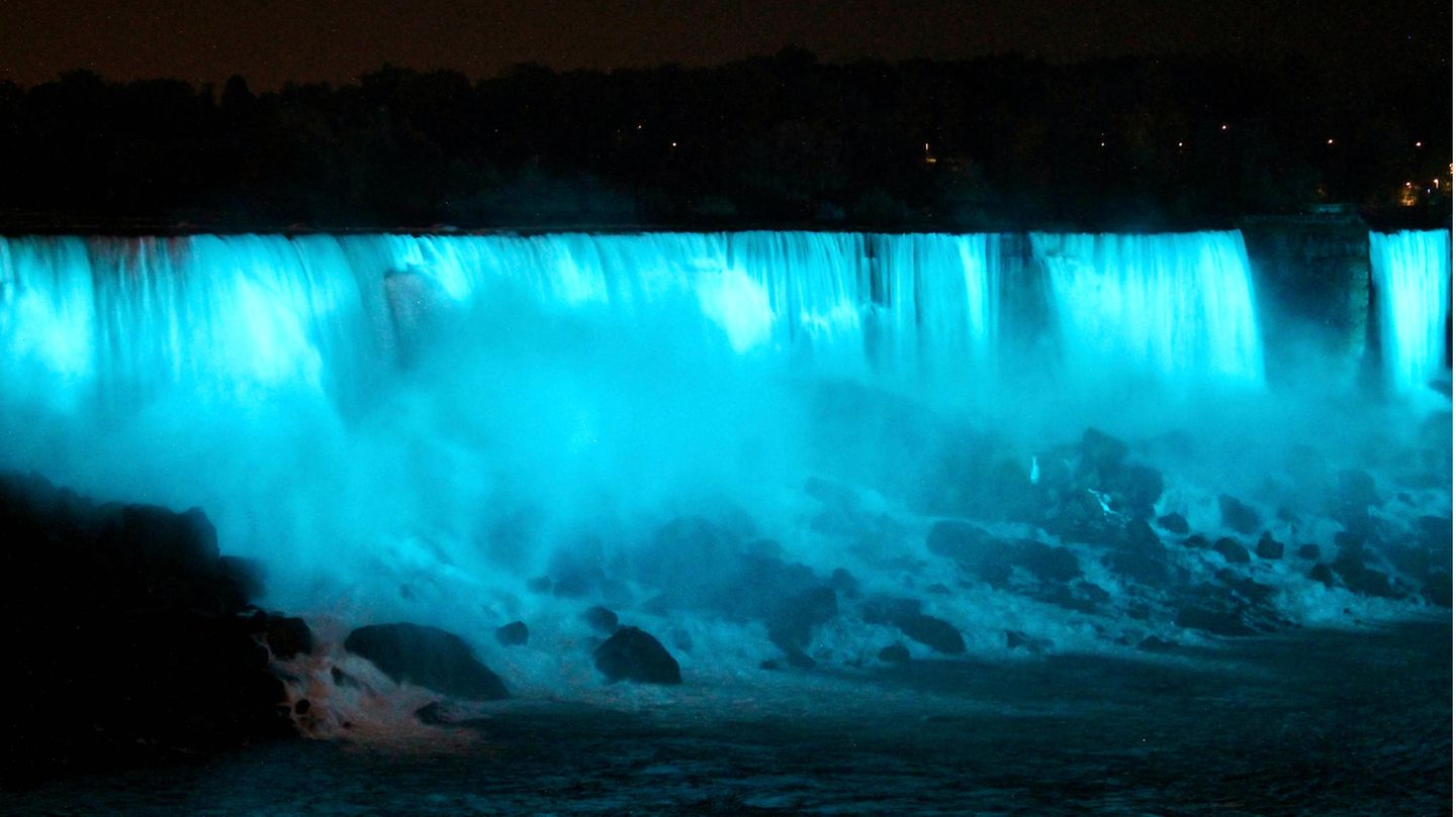 Hier leuchten die American Falls auf der US-Seite in einem kühlen Blau