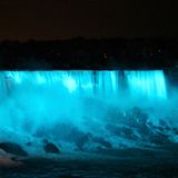 Hier leuchten die American Falls auf der US-Seite in einem kühlen Blau