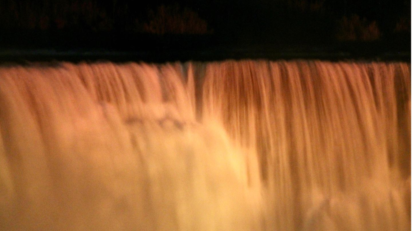 Die American Falls leuchten orange-rot