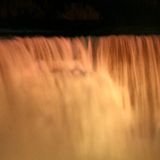 Die American Falls leuchten orange-rot