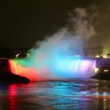 Die Horseshoe Falls leuchten in Regenbogenfarben