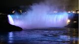 Die Horseshoe Falls strahlen blau-lila