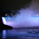 Die Horseshoe Falls strahlen blau-lila