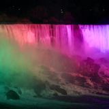 Die American Falls strahlen in Regenbogenfarben