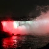 Die Horseshoe Falls in den kanadischen Nationalfarben
