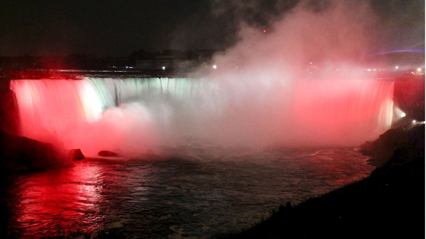 Die Horseshoe Falls in den kanadischen Nationalfarben