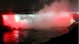 Die Horseshoe Falls in den kanadischen Nationalfarben