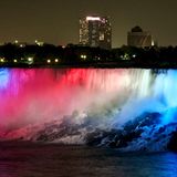 Auch die American Falls werden in den Farben von Stars and Stripes beleuchtet, blau, weiß und rot