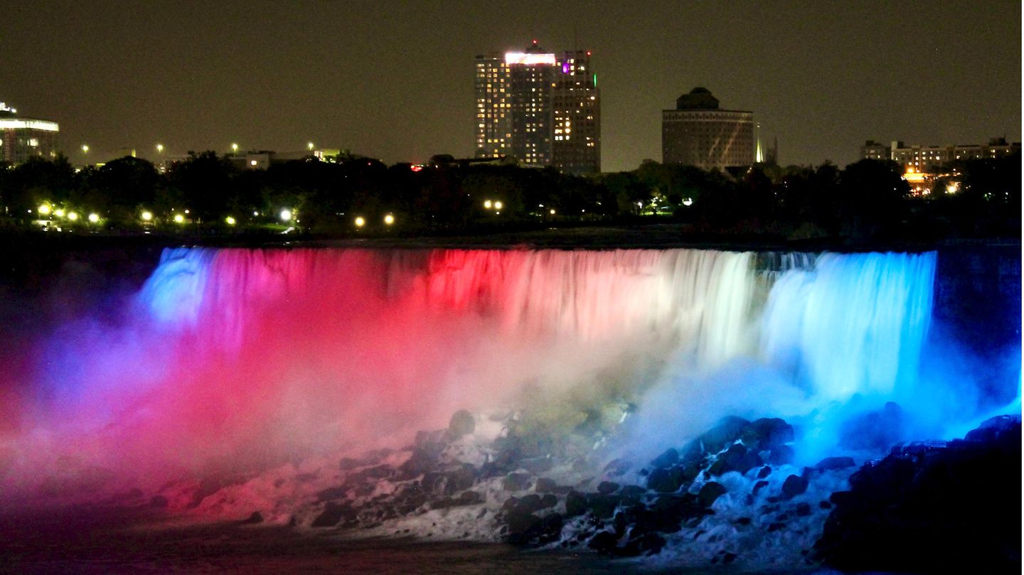 Auch die American Falls werden in den Farben von Stars and Stripes beleuchtet, blau, weiß und rot
