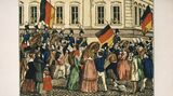 1848: Revolutionäre Frauen-Zeitungen  Hungersnöte, Massenarmut, entrechtete Arbeiter und das vom Adel unterdrückte Bürgertum führten 1848/49 zur Revolution in Deutschland nach französischem Vorbild. Auch wenn der Aufstand scheiterte, wirkte er in vielfacher Hinsicht wie ein gesellschaftlicher Katalysator: Parteienvielfalt, Medienvielfalt durch die Pressefreiheit, eine erstarkte Arbeiterbewegung mit der SPD als politische Kraft und eine organisierte Frauenbewegung im Kampf für Emanzipation.  Zwar gab es bereits mit den "Moralischen Wochenzeitschriften" und den "Frauenzimmer-Journalen" schon im späten 18. Jahrhundert Publikation, die sich gezielt an weibliche Leser wendeten, doch mit der Revolution 1848 und der Freiheit der Presse verschob sich der Ton weg von der Unterhaltung hin zur Politik und Gesellschaftskritik. Zum ersten Mal gaben Frauen politische Zeitschriften heraus, die das politische Geschehen aus weiblicher Perspektive kommentierten und die Ungleichheit der Geschlechter thematisierten.  Die Frauen-Zeitung von Mathilda Franziska Anneke gilt als erste politische Zeitung für Frauen in Deutschland, obwohl die Artikel nicht ausdrücklich Frauen adressierten. Anneke war eine aktive Kämpferin der Revolution, radikal Demokratin, sie pflegte Kontakte zu Karl Marx und war bereits einmal geschieden – ein Skandal. Für die Zensurbehörden war das zu viel. Nach drei Ausgaben wurde die Frauen-Zeitung verboten. Mathilda Franziska Anneke floh in die USA und wurde dort eine der wichtigsten Ikonen der Frauenbewegung. Die deutschen Länder erließen nach der niedergeschlagenen Revolution Gesetze, die Frauen jede politische Betätigung verbot.