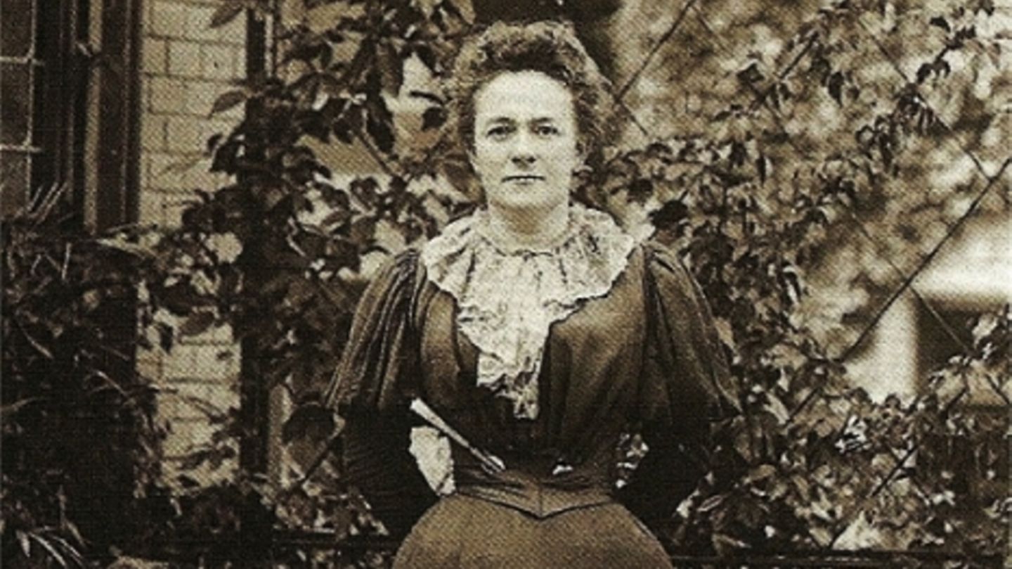 Wahlen, Chefposten, Selbstbestimmung: 1900: Clara Zetkin und die Rechte der Arbeiterfrauen Clara Zetkin (Bild von 1897) ist eine der profiliertesten Frauenrechtlerinnen des Kaiserreiches und der Weimarer Republik und Initiatorin des Internationalen Frauentages, der auch heute noch gefeiert wird. Als überzeugte Kommunistin hielt sie eine echte Gleichberechtigung der Geschlechter ausschließlich im Sozialismus für denkbar. Im gewissen Sinne erwies sich ihre Einschätzung als richtig: Zetkin argumentierte, dass eine gesetzliche Gleichberechtigung ohne wirtschaftliche Unabhängigkeit der Frau nichts wert sei. Sie flog später vor den Nazis in die Sowjetunion und ist eine der wenigen Deutschen, die an der Kremelmauer beigesetzt sind. 1900: Clara Zetkin und die Rechte der Arbeiterfrauen Clara Zetkin (Bild von 1897) ist eine der profiliertesten Frauenrechtlerinnen des Kaiserreiches und der Weimarer Republik und Initiatorin des Internationalen Frauentages, der auch heute noch gefeiert wird. Als überzeugte Kommunistin hielt sie eine echte Gleichberechtigung der Geschlechter ausschließlich im Sozialismus für denkbar. Im gewissen Sinne erwies sich ihre Einschätzung als richtig: Zetkin argumentierte, dass eine gesetzliche Gleichberechtigung ohne wirtschaftliche Unabhängigkeit der Frau nichts wert sei. Sie flog später vor den Nazis in die Sowjetunion und ist eine der wenigen Deutschen, die an der Kremelmauer beigesetzt sind.