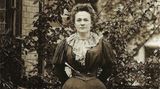1900: Clara Zetkin und die Rechte der Arbeiterfrauen   Clara Zetkin (Bild von 1897) ist eine der profiliertesten Frauenrechtlerinnen des Kaiserreiches und der Weimarer Republik und Initiatorin des Internationalen Frauentages, der auch heute noch gefeiert wird. Als überzeugte Kommunistin hielt sie eine echte Gleichberechtigung der Geschlechter ausschließlich im Sozialismus für denkbar. Im gewissen Sinne erwies sich ihre Einschätzung als richtig: Zetkin argumentierte, dass eine gesetzliche Gleichberechtigung ohne wirtschaftliche Unabhängigkeit der Frau nichts wert sei. Sie flog später vor den Nazis in die Sowjetunion und ist eine der wenigen Deutschen, die an der Kremelmauer beigesetzt sind. 