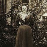 1900: Clara Zetkin und die Rechte der Arbeiterfrauen   Clara Zetkin (Bild von 1897) ist eine der profiliertesten Frauenrechtlerinnen des Kaiserreiches und der Weimarer Republik und Initiatorin des Internationalen Frauentages, der auch heute noch gefeiert wird. Als überzeugte Kommunistin hielt sie eine echte Gleichberechtigung der Geschlechter ausschließlich im Sozialismus für denkbar. Im gewissen Sinne erwies sich ihre Einschätzung als richtig: Zetkin argumentierte, dass eine gesetzliche Gleichberechtigung ohne wirtschaftliche Unabhängigkeit der Frau nichts wert sei. Sie flog später vor den Nazis in die Sowjetunion und ist eine der wenigen Deutschen, die an der Kremelmauer beigesetzt sind. 