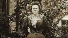 1900: Clara Zetkin und die Rechte der Arbeiterfrauen   Clara Zetkin (Bild von 1897) ist eine der profiliertesten Frauenrechtlerinnen des Kaiserreiches und der Weimarer Republik und Initiatorin des Internationalen Frauentages, der auch heute noch gefeiert wird. Als überzeugte Kommunistin hielt sie eine echte Gleichberechtigung der Geschlechter ausschließlich im Sozialismus für denkbar. Im gewissen Sinne erwies sich ihre Einschätzung als richtig: Zetkin argumentierte, dass eine gesetzliche Gleichberechtigung ohne wirtschaftliche Unabhängigkeit der Frau nichts wert sei. Sie flog später vor den Nazis in die Sowjetunion und ist eine der wenigen Deutschen, die an der Kremelmauer beigesetzt sind. 