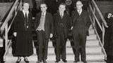 1919: Marie Juchacz, das Frauenwahlrecht und Frauen in der Politik  1918 verabschiedete der Rat der Volksbeauftragten das Gesetz über die Wahlen. Damit erhielten Frauen ab 21 Jahren das aktive und passive Wahlrecht und konnten zum ersten Mal in Deutschland reichsweit wählen und gewählt werden. Zwischen 1920 und 1932 wurden mehr als 100 weibliche Reichstagsabgeordnete gewählt. Die Frauenqoute lag bei etwa neun Prozent, wobei die meisten Politikerinnen der SPD angehörten. Die erste Rede einer Frau im Reichstag hielt die SPD-Politikerin Marie Juchacz: "Ich möchte hier feststellen und glaube damit im Einverständnis vieler zu sprechen, dass wir deutschen Frauen dieser Regierung nicht etwa in dem althergebrachten Sinne Dank schuldig sind. Was diese Regierung getan hat, das war eine Selbstverständlichkeit: sie hat den Frauen gegeben, was ihnen bis dahin zu Unrecht vorenthalten worden ist."   Als einzige Frau gehörte Juchacz dem "Ausschuss zur Vorberatung des Entwurfs einer Verfassung des Deutschen Reichs" der Nationalversammlung an und hat in dieser Rolle einer der modernsten demokratischen Verfassung der Welt gestaltet. Ihre größte Leistung ist die Gründung der neu heute bestehenden Deutschen Arbeiterwohlfahrt AWO. Das Foto zeigt sie 1932 mit Reichstagspräsident Paul Löbe, Paul Faure, Generalsekretär der Französischen Sozialistischen Partei und Pietro Nenni, ehemaliger Redakteur des "Avanti" (Mailand) bei einer Kundgebung der SPD. im Sportpalast in Berlin. 