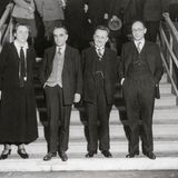 1919: Marie Juchacz, das Frauenwahlrecht und Frauen in der Politik  1918 verabschiedete der Rat der Volksbeauftragten das Gesetz über die Wahlen. Damit erhielten Frauen ab 21 Jahren das aktive und passive Wahlrecht und konnten zum ersten Mal in Deutschland reichsweit wählen und gewählt werden. Zwischen 1920 und 1932 wurden mehr als 100 weibliche Reichstagsabgeordnete gewählt. Die Frauenqoute lag bei etwa neun Prozent, wobei die meisten Politikerinnen der SPD angehörten. Die erste Rede einer Frau im Reichstag hielt die SPD-Politikerin Marie Juchacz: "Ich möchte hier feststellen und glaube damit im Einverständnis vieler zu sprechen, dass wir deutschen Frauen dieser Regierung nicht etwa in dem althergebrachten Sinne Dank schuldig sind. Was diese Regierung getan hat, das war eine Selbstverständlichkeit: sie hat den Frauen gegeben, was ihnen bis dahin zu Unrecht vorenthalten worden ist."   Als einzige Frau gehörte Juchacz dem "Ausschuss zur Vorberatung des Entwurfs einer Verfassung des Deutschen Reichs" der Nationalversammlung an und hat in dieser Rolle einer der modernsten demokratischen Verfassung der Welt gestaltet. Ihre größte Leistung ist die Gründung der neu heute bestehenden Deutschen Arbeiterwohlfahrt AWO. Das Foto zeigt sie 1932 mit Reichstagspräsident Paul Löbe, Paul Faure, Generalsekretär der Französischen Sozialistischen Partei und Pietro Nenni, ehemaliger Redakteur des "Avanti" (Mailand) bei einer Kundgebung der SPD. im Sportpalast in Berlin. 