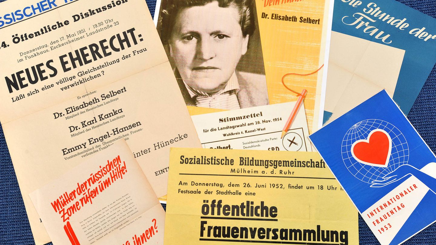 Wahlen, Chefposten, Selbstbestimmung: 1949: Elisabeth Selbert - Männer und Frauen sind gleichberechtigt. "Männer und Frauen sind gleichberechtigt" ist einer der fundamentalen Sätze im Grundgesetz. Ein frauenrechtlicher Meilenstein. Einen, den es ohne Elisabeth Selbert womöglich nicht gegeben hätte. Sie war eine von nur vier Frauen im 63-köpfigen Ausschuss, der das neue Grundgesetz formulieren sollte. Ursprünglich sollte die Formulierung der Weimarer-Verfassung übernommen werden, in der es hieß, dass Männer und Frauen die gleichen Rechte und Pflichten haben. Die Juristin wollte jedoch eine zwingende Aufforderung zur Gleichberechtigung in der neuen Verfassung. Mehrfach scheiterte sie in Abstimmungen gegen die Männer. Erst nach einer Mobilmachung von Frauenrechtsausschüssen und der Öffentlichkeit, kam der Satz "Männer und Frauen sind Gleichberechtigt" ins Grundgesetz. 1949: Elisabeth Selbert - Männer und Frauen sind gleichberechtigt. "Männer und Frauen sind gleichberechtigt" ist einer der fundamentalen Sätze im Grundgesetz. Ein frauenrechtlicher Meilenstein. Einen, den es ohne Elisabeth Selbert womöglich nicht gegeben hätte. Sie war eine von nur vier Frauen im 63-köpfigen Ausschuss, der das neue Grundgesetz formulieren sollte. Ursprünglich sollte die Formulierung der Weimarer-Verfassung übernommen werden, in der es hieß, dass Männer und Frauen die gleichen Rechte und Pflichten haben. Die Juristin wollte jedoch eine zwingende Aufforderung zur Gleichberechtigung in der neuen Verfassung. Mehrfach scheiterte sie in Abstimmungen gegen die Männer. Erst nach einer Mobilmachung von Frauenrechtsausschüssen und der Öffentlichkeit, kam der Satz "Männer und Frauen sind Gleichberechtigt" ins Grundgesetz.