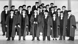 1953: Erna Scheffler und die juristische Durchsetzung der Gleichberechtigung  Der Satz "Männer und Frauen sind Gleichberechtigt" forderte juristisch vom Bundestag ein, bis zum 31.Mai 1953 jedes Gesetz dahingehend zu überprüfen und es entsprechend zu ändern. Doch das vor allem männlich besetzte Parlament ließ die Frist verstreichen. Erna Scheffler war die einzige Richterin am Bundesverfassungsgericht. Zur NS-Zeit war resolute, hartnäckige Frau mit Berufsverbot belegt worden, nach dem Krieg erkämpfte sich die alleinerziehende Mutter jeden Schritt in ihrer Karriere. Die Gleichberechtigung war für sie nicht verhandelbar. Sie überzeugte ihre elf Kollegen im Senat, für de Frauenrechte einzustehen. Mit geradezu stoischer Gelassenheit zwang Erna Scheffler zusammen mit ihren Kollegen die katholisch-konservative Regierung unter Konrad Adenauer immer wieder zum Nachbessern von Gesetzentwürfen. Entsprach ein Gesetz nicht der Gleichberechtigung wurde es vom Bundesverfassungsgericht gekippt. Scheffler scheute keine Konfrontation. Erst 1959 waren alle Gesetze so angepasst, dass sie den Vorgaben des Grundgesetzes entsprachen.