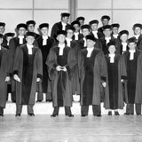 1953: Erna Scheffler und die juristische Durchsetzung der Gleichberechtigung  Der Satz "Männer und Frauen sind Gleichberechtigt" forderte juristisch vom Bundestag ein, bis zum 31.Mai 1953 jedes Gesetz dahingehend zu überprüfen und es entsprechend zu ändern. Doch das vor allem männlich besetzte Parlament ließ die Frist verstreichen. Erna Scheffler war die einzige Richterin am Bundesverfassungsgericht. Zur NS-Zeit war resolute, hartnäckige Frau mit Berufsverbot belegt worden, nach dem Krieg erkämpfte sich die alleinerziehende Mutter jeden Schritt in ihrer Karriere. Die Gleichberechtigung war für sie nicht verhandelbar. Sie überzeugte ihre elf Kollegen im Senat, für de Frauenrechte einzustehen. Mit geradezu stoischer Gelassenheit zwang Erna Scheffler zusammen mit ihren Kollegen die katholisch-konservative Regierung unter Konrad Adenauer immer wieder zum Nachbessern von Gesetzentwürfen. Entsprach ein Gesetz nicht der Gleichberechtigung wurde es vom Bundesverfassungsgericht gekippt. Scheffler scheute keine Konfrontation. Erst 1959 waren alle Gesetze so angepasst, dass sie den Vorgaben des Grundgesetzes entsprachen.