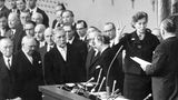 1958: Das Gesetz über die Gleichberechtigung von Mann und Frau  Bis 1958 war die Frau juristische betrachtet mehr oder minder das Eigentum des Mannes. Er entschied, ob und wo sie arbeiten durfte und konnte den Arbeitsvertrag seiner Frau ohne ihre Zustimmung kündigen. Der sogenannte Stichentscheid räumte Männern in allen Familienangelegenheiten das letzte Wort ein. Er bestimmte, ob der Wohnort gewechselt wurde, man ein Haus baute, einen Ratenkauf abschloss oder auf welche Schule die Kinder gehen. Das Schlagen der Kinder bis hin zur Misshandlung galt als Privatsache. Brachte die Frau Geld mit in die Ehe, oblag es seiner Verwaltung. Das galt auch für ihr Gehalt. Nach dem Doppelverdiener-Gesetz konnte eine Beamtin entlassen werden, wenn sie heiratete. All das beendete 1959 das nachgebesserte Gesetz über die Gleichberechtigung von Mann und Frau. Es hatte allerdings eine Hintertür: "Die Frau führt den Haushalt in eigener Verantwortung. Sie ist berechtigt, erwerbstätig zu sein, soweit dies mit ihren Pflichten in Ehe und Familie vereinbar ist." Dieses Passus schob der Frau die gesamte Verantwortung für den Haushalt und die Kinder zu, selbst wenn sie berufstätig ist. Der Mann konnte ihre Berufstätigkeit jederzeit mit dem Hinweis auf die Vernachlässigung des Haushaltes kündigen. Die offenkundige Ungleichbehandlung wurde erst 1977 beendet. Innerhalb der Regierung Adenauer war es maßgeblich eine Frau, die das Gleichberechtigungsgesetz vorantrieb: Elisabeth Schwarzhaupt. Sie wurde 1961 zur ersten Bundesministerin.
