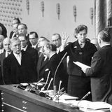 1958: Das Gesetz über die Gleichberechtigung von Mann und Frau  Bis 1958 war die Frau juristische betrachtet mehr oder minder das Eigentum des Mannes. Er entschied, ob und wo sie arbeiten durfte und konnte den Arbeitsvertrag seiner Frau ohne ihre Zustimmung kündigen. Der sogenannte Stichentscheid räumte Männern in allen Familienangelegenheiten das letzte Wort ein. Er bestimmte, ob der Wohnort gewechselt wurde, man ein Haus baute, einen Ratenkauf abschloss oder auf welche Schule die Kinder gehen. Das Schlagen der Kinder bis hin zur Misshandlung galt als Privatsache. Brachte die Frau Geld mit in die Ehe, oblag es seiner Verwaltung. Das galt auch für ihr Gehalt. Nach dem Doppelverdiener-Gesetz konnte eine Beamtin entlassen werden, wenn sie heiratete. All das beendete 1959 das nachgebesserte Gesetz über die Gleichberechtigung von Mann und Frau. Es hatte allerdings eine Hintertür: "Die Frau führt den Haushalt in eigener Verantwortung. Sie ist berechtigt, erwerbstätig zu sein, soweit dies mit ihren Pflichten in Ehe und Familie vereinbar ist." Dieses Passus schob der Frau die gesamte Verantwortung für den Haushalt und die Kinder zu, selbst wenn sie berufstätig ist. Der Mann konnte ihre Berufstätigkeit jederzeit mit dem Hinweis auf die Vernachlässigung des Haushaltes kündigen. Die offenkundige Ungleichbehandlung wurde erst 1977 beendet. Innerhalb der Regierung Adenauer war es maßgeblich eine Frau, die das Gleichberechtigungsgesetz vorantrieb: Elisabeth Schwarzhaupt. Sie wurde 1961 zur ersten Bundesministerin.