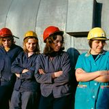 Ost schlägt West bei den Frauenrechten - um Längen  Die Deutsche Demokratische Republik war der Bundesrepublik in Sachen Gleichberechtigung, Frauen- und Familienrecht um Jahre voraus. Während die Politiker im Westen die Frauen möglichst aus allem heraushalten wollten, Trat in der DDR schon 1950 das "Gesetz über den Mutter- und Kinderschutz und die Rechte der Frau" in Kraft. Der Arbeitgeber musste Frauen fünf Wochen vor und sechs Wochen nach der Geburt ihres Kindes bei vollen Bezügen freistellen. Der Ausbau der Kinderbetreuung und die Förderung der berufstätigen Frau waren gesetzlich verankert. Das bezahlte Babyjahr folgt Mitte der 1970-Jahre. Die Familie wurde in der DDR als gesamtgesellschaftliche Aufgabe gesehen und nicht als eine der Frau wie im Westen. Erst zwei Jahre später gab es vergleichbare Regelungen im Westen. Generell war das Frauenbild im Osten fortschrittlicher als im Westen. Voll berufstätige Mütter und Studentinnen, Arbeit in Männerberufen, Gleichberechtigung auch im Haushalt und sexuelle Selbstbestimmung waren in der DDR gängige Praxis, während der Westen noch das "Heimchen am Herd" propagierte. Die Gleichberechtigung der Frauen in der DDR endete indes an den Türen der Volkskammer. Frauen waren in der Politik unterrepräsentiert. In die obersten Ränge der SED schaffte es keine Frau.