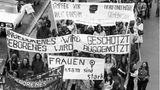 1971: Alice Schwarzer, der Stern und der Kampf für legale Abtreibung  Als 1971 das Magazin Stern mit dem Titel "Wir haben abgetrieben!" erschien, ist der Schwangerschaftsabbruch in Deutschland seit genau 100 Jahren ein Straftatbestand. Die Journalistin Alice Schwarzer initiierte ein Manifest von 374 Frauen, die im Hamburger Magazin öffentlich bekannten, abgetrieben zu haben und die Abschaffung des Paragraphen 218 forderten. Unter ihnen waren Romy Schneider, Senta Berger und Veruschka von Lehndorf. Diese kollektive Selbstanzeige entfaltete eine enorme gesellschaftliche Wucht. Zwei Monate nach dem Artikel wurden 86.100 Unterschriften gesammelt, rund 3000 Frauen zeigten sich selbst wegen Abtreibung an. Es entstand unter den Frauen ein großes Gefühl der Zusammengehörigkeit, aus dem heraus in den folgenden Monaten Flugblattaktionen, Demonstrationen und öffentliche Abtreibungsfahrten nach Holland entstanden.  Fünf Jahre später wurde der Paragraph 218 revidiert. Leider nicht so, wie die Frauen sich es vorstellten. Statt einer liberalen Fristenlösung, bei der die Abtreibung bis zum dritten Schwangerschaftsmonat legal gewesen wäre, stellte das neue Gesetz den Abbruch immer noch unter Strafe. Legal war der Abbruch nur, wenn eine soziale, ethische oder medizinische Indikation vorlag. In der DDR wurde dagegen bereist 1970 die Fristenlösung eingeführt und der Selbstbestimmung der Frau Rechnung getragen. Nach der Wiedervereinigung machten nun auch die Frauen in den neuen Bundesländern gegen den Paragraphen 218 politisch mobil. Mit Erfolg: Seit 1995 gilt die Fristenlösung auch im wiedervereinigten Deutschland, wenn auch mit vorherigem Beratungsgespräch.