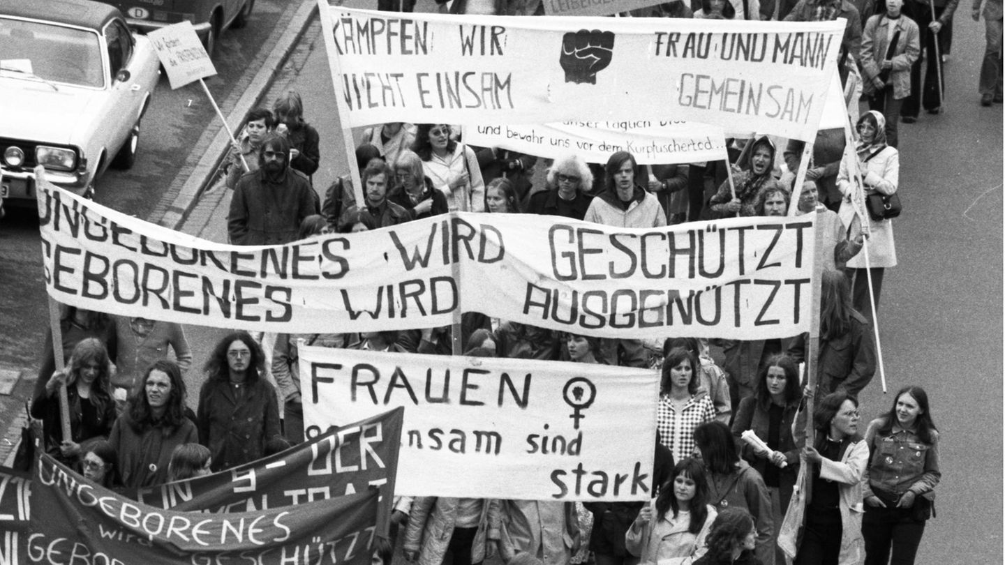 Wahlen, Chefposten, Selbstbestimmung: 1971: Alice Schwarzer, der Stern und der Kampf für legale Abtreibung Als 1971 das Magazin Stern mit dem Titel "Wir haben abgetrieben!" erschien, ist der Schwangerschaftsabbruch in Deutschland seit genau 100 Jahren ein Straftatbestand. Die Journalistin Alice Schwarzer initiierte ein Manifest von 374 Frauen, die im Hamburger Magazin öffentlich bekannten, abgetrieben zu haben und die Abschaffung des Paragraphen 218 forderten. Unter ihnen waren Romy Schneider, Senta Berger und Veruschka von Lehndorf. Diese kollektive Selbstanzeige entfaltete eine enorme gesellschaftliche Wucht. Zwei Monate nach dem Artikel wurden 86.100 Unterschriften gesammelt, rund 3000 Frauen zeigten sich selbst wegen Abtreibung an. Es entstand unter den Frauen ein großes Gefühl der Zusammengehörigkeit, aus dem heraus in den folgenden Monaten Flugblattaktionen, Demonstrationen und öffentliche Abtreibungsfahrten nach Holland entstanden. Fünf Jahre später wurde der Paragraph 218 revidiert. Leider nicht so, wie die Frauen sich es vorstellten. Statt einer liberalen Fristenlösung, bei der die Abtreibung bis zum dritten Schwangerschaftsmonat legal gewesen wäre, stellte das neue Gesetz den Abbruch immer noch unter Strafe. Legal war der Abbruch nur, wenn eine soziale, ethische oder medizinische Indikation vorlag. In der DDR wurde dagegen bereist 1970 die Fristenlösung eingeführt und der Selbstbestimmung der Frau Rechnung getragen. Nach der Wiedervereinigung machten nun auch die Frauen in den neuen Bundesländern gegen den Paragraphen 218 politisch mobil. Mit Erfolg: Seit 1995 gilt die Fristenlösung auch im wiedervereinigten Deutschland, wenn auch mit vorherigem Beratungsgespräch. 1971: Alice Schwarzer, der Stern und der Kampf für legale Abtreibung Als 1971 das Magazin Stern mit dem Titel "Wir haben abgetrieben!" erschien, ist der Schwangerschaftsabbruch in Deutschland seit genau 100 Jahren ein Straftatbestand. Die Journalistin Alice Schwarzer initiierte ein Manifest von 374 Frauen, die im Hamburger Magazin öffentlich bekannten, abgetrieben zu haben und die Abschaffung des Paragraphen 218 forderten. Unter ihnen waren Romy Schneider, Senta Berger und Veruschka von Lehndorf. Diese kollektive Selbstanzeige entfaltete eine enorme gesellschaftliche Wucht. Zwei Monate nach dem Artikel wurden 86.100 Unterschriften gesammelt, rund 3000 Frauen zeigten sich selbst wegen Abtreibung an. Es entstand unter den Frauen ein großes Gefühl der Zusammengehörigkeit, aus dem heraus in den folgenden Monaten Flugblattaktionen, Demonstrationen und öffentliche Abtreibungsfahrten nach Holland entstanden. Fünf Jahre später wurde der Paragraph 218 revidiert. Leider nicht so, wie die Frauen sich es vorstellten. Statt einer liberalen Fristenlösung, bei der die Abtreibung bis zum dritten Schwangerschaftsmonat legal gewesen wäre, stellte das neue Gesetz den Abbruch immer noch unter Strafe. Legal war der Abbruch nur, wenn eine soziale, ethische oder medizinische Indikation vorlag. In der DDR wurde dagegen bereist 1970 die Fristenlösung eingeführt und der Selbstbestimmung der Frau Rechnung getragen. Nach der Wiedervereinigung machten nun auch die Frauen in den neuen Bundesländern gegen den Paragraphen 218 politisch mobil. Mit Erfolg: Seit 1995 gilt die Fristenlösung auch im wiedervereinigten Deutschland, wenn auch mit vorherigem Beratungsgespräch.