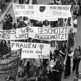 1971: Alice Schwarzer, der Stern und der Kampf für legale Abtreibung  Als 1971 das Magazin Stern mit dem Titel "Wir haben abgetrieben!" erschien, ist der Schwangerschaftsabbruch in Deutschland seit genau 100 Jahren ein Straftatbestand. Die Journalistin Alice Schwarzer initiierte ein Manifest von 374 Frauen, die im Hamburger Magazin öffentlich bekannten, abgetrieben zu haben und die Abschaffung des Paragraphen 218 forderten. Unter ihnen waren Romy Schneider, Senta Berger und Veruschka von Lehndorf. Diese kollektive Selbstanzeige entfaltete eine enorme gesellschaftliche Wucht. Zwei Monate nach dem Artikel wurden 86.100 Unterschriften gesammelt, rund 3000 Frauen zeigten sich selbst wegen Abtreibung an. Es entstand unter den Frauen ein großes Gefühl der Zusammengehörigkeit, aus dem heraus in den folgenden Monaten Flugblattaktionen, Demonstrationen und öffentliche Abtreibungsfahrten nach Holland entstanden.  Fünf Jahre später wurde der Paragraph 218 revidiert. Leider nicht so, wie die Frauen sich es vorstellten. Statt einer liberalen Fristenlösung, bei der die Abtreibung bis zum dritten Schwangerschaftsmonat legal gewesen wäre, stellte das neue Gesetz den Abbruch immer noch unter Strafe. Legal war der Abbruch nur, wenn eine soziale, ethische oder medizinische Indikation vorlag. In der DDR wurde dagegen bereist 1970 die Fristenlösung eingeführt und der Selbstbestimmung der Frau Rechnung getragen. Nach der Wiedervereinigung machten nun auch die Frauen in den neuen Bundesländern gegen den Paragraphen 218 politisch mobil. Mit Erfolg: Seit 1995 gilt die Fristenlösung auch im wiedervereinigten Deutschland, wenn auch mit vorherigem Beratungsgespräch.