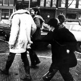 Neue Frauenbewegung: Ab heute wird zurückgekniffen  Die Studenten redeten nicht nur, sie handelten auch: In Frankfurt am Main wurde die Frankfurter Kinderschule gegründet, ein antiautoritäres Erziehungsprojekt, geleitet von Müttern und Vätern. In Kommunen wurde ein neues Miteinander von Familien geprobt. In den USA verbrannten Frauen ihre BH als Zeichen der Befreiung, in Amsterdam rannen die "Dollen Minnas" durch die Straßen und kniffen Männern in den Hintern, in Rom drohten die Frauen den Männern, sie sollten zittern, denn die "Hexen sind zurückgekehrt". Allerdings wuchs der Unmut innerhalb der Bewegung. Wie in dem System, dass sie bekämpfen wollten, standen auch in der sozialistischen Studentenbewegung die Männer in der ersten Reihe, während die Frauen die Zuarbeit erledigten. Nach heftigen Auseinandersetzungen lösten sich die Frauenräte innerhalb weniger Jahre wieder auf. Die Verbindungen blieben jedoch bestehen.