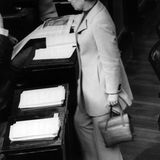 1970: Keine Frau in Hosen – Gleichberechtigung im Bundestag  Der Bundestag war trotz Studentenbewegung, außerparlamentarischer Opposition und einer lauter werdenden Frauenbewegung ein Ort mit frauenfeindlichen Konservativen. Einer von ihnen war Richard Jäger von der CSU. Jurist, katholisch und ehemaliger SA-Mann. Als Bundestagsvizepräsident verkündete er 1970 laut, er würde keiner Frau in Hosen je erlauben, das Plenum zu betreten, geschweige denn an das Rednerpult zu treten. Viele der 34 Parlamentarierinnen fühlten sich zu einer Reaktion aufgefordert. Die SPD-Politikerin Helene-Charlotte von Bothmer, eigentlich überzeugte Rockträgerin, kaufte sich eigens einen Hosenanzug mit hochgeschlossener Jacke und tat genau das, was Jäger nicht zulassen wollte: Sie hielt eine Rede, im Saal herrschte Schockstarre. Der Bundestag hatte seinen ersten Gender-Skandal. In zahlreichen Briefen wurde die Juristin und sechsfache Mutter beleidigt, was für ein "unanständiges und würdeloses Weib" sie doch sei. Richard Jäger verließ 1980 den Bundestag und erlebte drei Jahre später leider den Einzug der Grünen in Turnschuhen und selbstgestricktem Pulli nicht mehr mit.