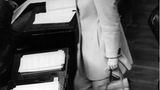 1970: Keine Frau in Hosen – Gleichberechtigung im Bundestag  Der Bundestag war trotz Studentenbewegung, außerparlamentarischer Opposition und einer lauter werdenden Frauenbewegung ein Ort mit frauenfeindlichen Konservativen. Einer von ihnen war Richard Jäger von der CSU. Jurist, katholisch und ehemaliger SA-Mann. Als Bundestagsvizepräsident verkündete er 1970 laut, er würde keiner Frau in Hosen je erlauben, das Plenum zu betreten, geschweige denn an das Rednerpult zu treten. Viele der 34 Parlamentarierinnen fühlten sich zu einer Reaktion aufgefordert. Die SPD-Politikerin Helene-Charlotte von Bothmer, eigentlich überzeugte Rockträgerin, kaufte sich eigens einen Hosenanzug mit hochgeschlossener Jacke und tat genau das, was Jäger nicht zulassen wollte: Sie hielt eine Rede, im Saal herrschte Schockstarre. Der Bundestag hatte seinen ersten Gender-Skandal. In zahlreichen Briefen wurde die Juristin und sechsfache Mutter beleidigt, was für ein "unanständiges und würdeloses Weib" sie doch sei. Richard Jäger verließ 1980 den Bundestag und erlebte drei Jahre später leider den Einzug der Grünen in Turnschuhen und selbstgestricktem Pulli nicht mehr mit.