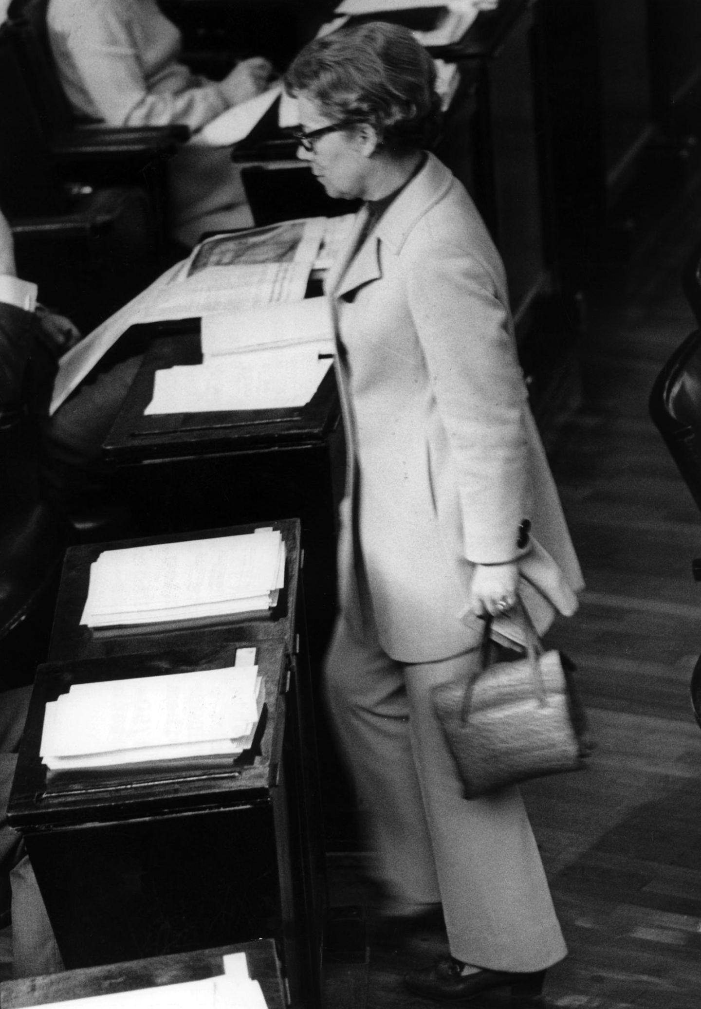 Wahlen, Chefposten, Selbstbestimmung: 1970: Keine Frau in Hosen – Gleichberechtigung im Bundestag Der Bundestag war trotz Studentenbewegung, außerparlamentarischer Opposition und einer lauter werdenden Frauenbewegung ein Ort mit frauenfeindlichen Konservativen. Einer von ihnen war Richard Jäger von der CSU. Jurist, katholisch und ehemaliger SA-Mann. Als Bundestagsvizepräsident verkündete er 1970 laut, er würde keiner Frau in Hosen je erlauben, das Plenum zu betreten, geschweige denn an das Rednerpult zu treten. Viele der 34 Parlamentarierinnen fühlten sich zu einer Reaktion aufgefordert. Die SPD-Politikerin Helene-Charlotte von Bothmer, eigentlich überzeugte Rockträgerin, kaufte sich eigens einen Hosenanzug mit hochgeschlossener Jacke und tat genau das, was Jäger nicht zulassen wollte: Sie hielt eine Rede, im Saal herrschte Schockstarre. Der Bundestag hatte seinen ersten Gender-Skandal. In zahlreichen Briefen wurde die Juristin und sechsfache Mutter beleidigt, was für ein "unanständiges und würdeloses Weib" sie doch sei. Richard Jäger verließ 1980 den Bundestag und erlebte drei Jahre später leider den Einzug der Grünen in Turnschuhen und selbstgestricktem Pulli nicht mehr mit. 1970: Keine Frau in Hosen – Gleichberechtigung im Bundestag Der Bundestag war trotz Studentenbewegung, außerparlamentarischer Opposition und einer lauter werdenden Frauenbewegung ein Ort mit frauenfeindlichen Konservativen. Einer von ihnen war Richard Jäger von der CSU. Jurist, katholisch und ehemaliger SA-Mann. Als Bundestagsvizepräsident verkündete er 1970 laut, er würde keiner Frau in Hosen je erlauben, das Plenum zu betreten, geschweige denn an das Rednerpult zu treten. Viele der 34 Parlamentarierinnen fühlten sich zu einer Reaktion aufgefordert. Die SPD-Politikerin Helene-Charlotte von Bothmer, eigentlich überzeugte Rockträgerin, kaufte sich eigens einen Hosenanzug mit hochgeschlossener Jacke und tat genau das, was Jäger nicht zulassen wollte: Sie hielt eine Rede, im Saal herrschte Schockstarre. Der Bundestag hatte seinen ersten Gender-Skandal. In zahlreichen Briefen wurde die Juristin und sechsfache Mutter beleidigt, was für ein "unanständiges und würdeloses Weib" sie doch sei. Richard Jäger verließ 1980 den Bundestag und erlebte drei Jahre später leider den Einzug der Grünen in Turnschuhen und selbstgestricktem Pulli nicht mehr mit.