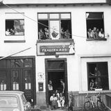 Attacke! Frauenhäuser, Frauenzeitungen, Frauenfestivals und Frauenbücher  Aus der Studentenbewegung und der großen gesellschaftlichen Debatte zog die Frauenbewegung neue Energie und Selbstbewusstsein. Es wurde über die Rolle als Mutter diskutiert, die Sexualität der Frau, die Doppelbelastung als Mutter, Hausfrau und Berufstätige, über die Ehe, Gleichberechtigung im Beruf, Frauenquoten und verordnete Schönheitsideale. Es entstanden feministische Magazine wie "Emma", große Frauenfestivals und feministische Verlage und Buchläden. Auch die die "Frauenhäuser" gehen auf Fraueninitiativen dieser Zeit zurück, als Statistiken das Ausmaß an häuslicher Gewalt gegen Frauen offenbarten. Im März 1972 verkündete der erste Bundesfrauenkongress in Frankfurt am Main: "Wir haben eine deutsche Frauenbewegung!" Keine Untertreibung. Ende der 1970er Jahre besaß Deutschland das größte Netzwerk von Frauenzentren in ganz Europa.