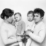 1977: Die Ehe wird neu definiert  Diese öffentliche Präsenz setzte die westdeutsche Politik unter Zugzwang. 1977 trat das erste Gesetz zur Reform des Ehe- und Familienrechts in Kraft. Es war ein Meilenstein im Kampf der Frauenbewegung um Gleichberechtigung. Für die immer komplexer werdenden juristischen Fragen wurde ein neues Gericht ins Leben gerufen: Das Familiengericht. Die zuvor noch festgeschriebene Rolle der Frau als Hausfrau und des Mannes als "Herr im Hause" wurde gestrichen. In einer pluralistischen Gesellschaft sollten die Ehepartner selbst aushandeln, wie sie das Zusammenleben gestalten wollten, hieß es.  Das erstreckte sich auch auf die Scheidung. Bei einer Trennung wurde vor Gericht bisher der "Schuldige" am Scheitern der Ehe ermittelt. Wer im Scheidungsverfahren schuldig gesprochen wurde, hatte keine Aussicht auf das Sorgerecht für gemeinsame Kinder und musste entweder auf Unterhalt verzichten oder wurde zu einem Unterhalt verpflichtet, der die finanziellen Möglichkeiten übersteigen konnte. Ab 1977 mussten bei einer Trennung in West-Deutschland beide Partner lediglich ein Jahr getrennt leben und versichern, dass die Ehe gescheitert sei. Das Sorgerecht orientierte sich nicht länger an der Schuldfrage, sondern am Kindeswohl. Und der wirtschaftlich stärkere Partner musste dem schwächeren Unterhalt zahlen, zudem hatte die Frau Anspruch auf einen Teil der Rente des geschiedenen Mannes. Ein Ausgleich für versäumte Berufsjahre und damit eigene Rentenpunkte durch die Erziehung der Kinder. 1994 wurde auch das Namensrecht geändert. Das Ehepaar konnte den Familiennamen nun frei wählen.  