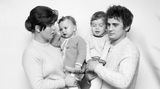 1977: Die Ehe wird neu definiert  Diese öffentliche Präsenz setzte die westdeutsche Politik unter Zugzwang. 1977 trat das erste Gesetz zur Reform des Ehe- und Familienrechts in Kraft. Es war ein Meilenstein im Kampf der Frauenbewegung um Gleichberechtigung. Für die immer komplexer werdenden juristischen Fragen wurde ein neues Gericht ins Leben gerufen: Das Familiengericht. Die zuvor noch festgeschriebene Rolle der Frau als Hausfrau und des Mannes als "Herr im Hause" wurde gestrichen. In einer pluralistischen Gesellschaft sollten die Ehepartner selbst aushandeln, wie sie das Zusammenleben gestalten wollten, hieß es.  Das erstreckte sich auch auf die Scheidung. Bei einer Trennung wurde vor Gericht bisher der "Schuldige" am Scheitern der Ehe ermittelt. Wer im Scheidungsverfahren schuldig gesprochen wurde, hatte keine Aussicht auf das Sorgerecht für gemeinsame Kinder und musste entweder auf Unterhalt verzichten oder wurde zu einem Unterhalt verpflichtet, der die finanziellen Möglichkeiten übersteigen konnte. Ab 1977 mussten bei einer Trennung in West-Deutschland beide Partner lediglich ein Jahr getrennt leben und versichern, dass die Ehe gescheitert sei. Das Sorgerecht orientierte sich nicht länger an der Schuldfrage, sondern am Kindeswohl. Und der wirtschaftlich stärkere Partner musste dem schwächeren Unterhalt zahlen, zudem hatte die Frau Anspruch auf einen Teil der Rente des geschiedenen Mannes. Ein Ausgleich für versäumte Berufsjahre und damit eigene Rentenpunkte durch die Erziehung der Kinder. 1994 wurde auch das Namensrecht geändert. Das Ehepaar konnte den Familiennamen nun frei wählen.  