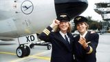 1980: Der Arbeitsmarkt sucht nun "m/w"  Frauen in Männerberufen: Nicola Lisy und Evi Hetzmannseder sind die ersten von der Lufthansa ausgebildeten Pilotinnen. Hier stehen sie im August 1988 vor einer Boeing 737 als 2. Offiziere. Zwölf Jahre später wurde Lisy die erste Flugkapitänin der Fluglinie. Seit 1980 müssen Firmen Stellen stets mit dem Zusatz "m/w" für beide Geschlechter ausschreiben und geschlechtsneutral formulieren. So verlangte es das "Gesetz über die Gleichbehandlung von Männern und Frauen am Arbeitsplatz". Auch das Gehalt sollte für gleiche Tätigkeiten auch gleich sein. Arbeitnehmerinnen konnten eine Ungleichbehandlung nun vor Gericht bringen, wobei dem Arbeitgeber automatisch die Beweislast zu kam. Fünf Jahre später wird die Teilzeitarbeit der Vollzeitarbeit rechtlich gleichgestellt. Für viele in Teilzeit befindliche Mütter ein echter Vorteil. Frauen, die wegen der Kinder zeitweise nicht gearbeitete haben, bekommen nun kostenlose Umschulungen und Fortbildungen für den zweiten Start ins Berufsleben. Zwischen 1985 und 1992 entstand ein ganzes Bündel an Gesetzen zur Vereinbarkeit von Familie und Beruf. Neben Erziehungsgeld und Erziehungsurlaub, konnten Eltern nun bei Krankheit des Kindes bis zu 20 Tage im Jahr zuhause bleiben, ohne dafür Urlaub nehmen zu müssen. Ein Rechtsanspruch auf Kita-Platze sollte den schnellen Wiedereinstig in den Beruf ermöglichen