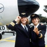 1980: Der Arbeitsmarkt sucht nun "m/w"  Frauen in Männerberufen: Nicola Lisy und Evi Hetzmannseder sind die ersten von der Lufthansa ausgebildeten Pilotinnen. Hier stehen sie im August 1988 vor einer Boeing 737 als 2. Offiziere. Zwölf Jahre später wurde Lisy die erste Flugkapitänin der Fluglinie. Seit 1980 müssen Firmen Stellen stets mit dem Zusatz "m/w" für beide Geschlechter ausschreiben und geschlechtsneutral formulieren. So verlangte es das "Gesetz über die Gleichbehandlung von Männern und Frauen am Arbeitsplatz". Auch das Gehalt sollte für gleiche Tätigkeiten auch gleich sein. Arbeitnehmerinnen konnten eine Ungleichbehandlung nun vor Gericht bringen, wobei dem Arbeitgeber automatisch die Beweislast zu kam. Fünf Jahre später wird die Teilzeitarbeit der Vollzeitarbeit rechtlich gleichgestellt. Für viele in Teilzeit befindliche Mütter ein echter Vorteil. Frauen, die wegen der Kinder zeitweise nicht gearbeitete haben, bekommen nun kostenlose Umschulungen und Fortbildungen für den zweiten Start ins Berufsleben. Zwischen 1985 und 1992 entstand ein ganzes Bündel an Gesetzen zur Vereinbarkeit von Familie und Beruf. Neben Erziehungsgeld und Erziehungsurlaub, konnten Eltern nun bei Krankheit des Kindes bis zu 20 Tage im Jahr zuhause bleiben, ohne dafür Urlaub nehmen zu müssen. Ein Rechtsanspruch auf Kita-Platze sollte den schnellen Wiedereinstig in den Beruf ermöglichen