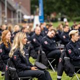 1994: Der Staat als Vorbild - Das Frauenfördergesetz  Einen ordentlichen Schub in Sachen Gleichstellung kam mit der Widervereinigung. Hunderttausende Frauen aus den neuen Bundesländern waren auf vielen Ebenen seit Jahrzehnten bereits auf Augenhöhe mit ihren männlichen Kollegen und konnten, Dank gesetzlicher Regelungen, den Job mit der Familie gut vereinbaren. 1994 verordnete der Staat sich mit dem Frauenfördergesetz selbst eine Vorbildfunktion in Sachen Gleichberechtigung. Alle Verwaltungen sowie den Ländern unterstellte Stiftungen und Körperschaften wie Sparkassen oder Rundfunkanstalten sollten Frauen sowie die Vereinbarkeit von Familie und Beruf fördern.  Eigens geschaffene Frauenbeauftragte in den Behörden erstellen Förderpläne mit Zielvorgaben. Nicht nur mehr Frauen sollten in den Staatsdienst, sondern auch ihre Karrierechance sollten verbessert werden. 2001 wurde aus der Frauenbeauftragten die Gleichstellungsbeauftragte und aus der Frauenfördergesetz das Gleichstellungsgesetz. Die Erfolge waren mitunter schnell sichtbar. In Nordrhein-Westfalen stieg der Frauenanteil in der Landesverwaltung innerhalb von zwei Jahren von fünf auf 45 Prozent. Andere Bundesländer schrieben Gender-Quoten vor. In der Privatwirtschaft wurde die sexuelle Belästigung unter Strafe gestellt und den Betriebs- und Personalräten mehr Rechte bei der Förderung von Frauen eingeräumt.