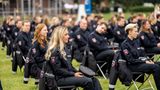 1994: Der Staat als Vorbild - Das Frauenfördergesetz  Einen ordentlichen Schub in Sachen Gleichstellung kam mit der Widervereinigung. Hunderttausende Frauen aus den neuen Bundesländern waren auf vielen Ebenen seit Jahrzehnten bereits auf Augenhöhe mit ihren männlichen Kollegen und konnten, Dank gesetzlicher Regelungen, den Job mit der Familie gut vereinbaren. 1994 verordnete der Staat sich mit dem Frauenfördergesetz selbst eine Vorbildfunktion in Sachen Gleichberechtigung. Alle Verwaltungen sowie den Ländern unterstellte Stiftungen und Körperschaften wie Sparkassen oder Rundfunkanstalten sollten Frauen sowie die Vereinbarkeit von Familie und Beruf fördern.  Eigens geschaffene Frauenbeauftragte in den Behörden erstellen Förderpläne mit Zielvorgaben. Nicht nur mehr Frauen sollten in den Staatsdienst, sondern auch ihre Karrierechance sollten verbessert werden. 2001 wurde aus der Frauenbeauftragten die Gleichstellungsbeauftragte und aus der Frauenfördergesetz das Gleichstellungsgesetz. Die Erfolge waren mitunter schnell sichtbar. In Nordrhein-Westfalen stieg der Frauenanteil in der Landesverwaltung innerhalb von zwei Jahren von fünf auf 45 Prozent. Andere Bundesländer schrieben Gender-Quoten vor. In der Privatwirtschaft wurde die sexuelle Belästigung unter Strafe gestellt und den Betriebs- und Personalräten mehr Rechte bei der Förderung von Frauen eingeräumt.