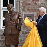 1994: Frauenförderung als gesellschaftliche Aufgabe im Grundgesetz  Elisabeth Selbert hätte es gefreut. Die Juristin hatte 1949 für die wegweisende Formulierung „Männer und Frauen sind gleichberechtigt“ im Grundgesetz gekämpft. 55 Jahre später kam ein weiterer Satz ergänzend hinzu: "Der Staat fördert die tatsächliche Durchsetzung der Gleichberechtigung von Frauen und Männern und wirkt auf die Beseitigung bestehender Nachteile hin."  Im Sommer 2021 wurde Selbert mit einer Bronzestatue für ihre Verdienste geehrt.