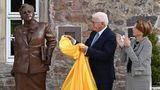 1994: Frauenförderung als gesellschaftliche Aufgabe im Grundgesetz  Elisabeth Selbert hätte es gefreut. Die Juristin hatte 1949 für die wegweisende Formulierung „Männer und Frauen sind gleichberechtigt“ im Grundgesetz gekämpft. 55 Jahre später kam ein weiterer Satz ergänzend hinzu: "Der Staat fördert die tatsächliche Durchsetzung der Gleichberechtigung von Frauen und Männern und wirkt auf die Beseitigung bestehender Nachteile hin."  Im Sommer 2021 wurde Selbert mit einer Bronzestatue für ihre Verdienste geehrt.