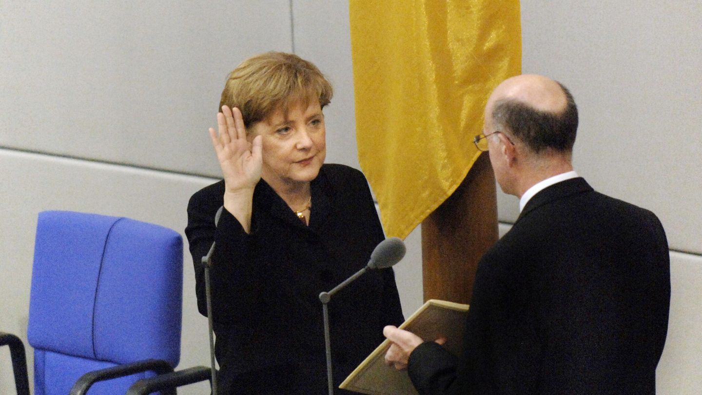 Wahlen, Chefposten, Selbstbestimmung: 2005: Frauen an der Macht Mit Angela Merkel wird erstmals in der Deutschen Geschichte eine Frau Kanzler. 16 Jahre bleibt sie im Amt und wird von internationalen Medien mehrfach zur mächtigsten Frau gekürt. Mit Ursula von der Leyn steht dem Bundesverteidigungsministerium erstmals eine Frau vor. Insgesamt war die Bundesregierung nie zuvor so weiblich. 2014 untersuchte die Unternehmensberatung Kienbaum die Postenverteilung. Die oberste Führungsebene, also die Bundeminister, waren zu 40 Prozent mit Frauen besetzt, 32 Prozent der Führungskräfte im Bundeskanzleramt und den Ministerien waren weiblich, auf der Ebene der Staatssekretäre 29 Prozent. Unterschiede gab es in den einzelnen Ressorts: Im Familienministerium stellten mit knapp 53 Prozent Frauen die Mehrheit in der Führung, gefolgt vom Ministerium für wirtschaftliche Zusammenarbeit und dem Bildungsministerium. Die Studie zeigte eines recht klar: Frauen als Chefs (be)fördern Frauen zu Spitzenpositionen. Das sei auch der richtige Weg in der privaten Wirtschaft, folgerte die Unternehmensberatung. Frauen in Führungspositionen ist die derzeit wichtigste Forderung der dritten Generation der Frauenbewegung. 2005: Frauen an der Macht Mit Angela Merkel wird erstmals in der Deutschen Geschichte eine Frau Kanzler. 16 Jahre bleibt sie im Amt und wird von internationalen Medien mehrfach zur mächtigsten Frau gekürt. Mit Ursula von der Leyn steht dem Bundesverteidigungsministerium erstmals eine Frau vor. Insgesamt war die Bundesregierung nie zuvor so weiblich. 2014 untersuchte die Unternehmensberatung Kienbaum die Postenverteilung. Die oberste Führungsebene, also die Bundeminister, waren zu 40 Prozent mit Frauen besetzt, 32 Prozent der Führungskräfte im Bundeskanzleramt und den Ministerien waren weiblich, auf der Ebene der Staatssekretäre 29 Prozent. Unterschiede gab es in den einzelnen Ressorts: Im Familienministerium stellten mit knapp 53 Prozent Frauen die Mehrheit in der Führung, gefolgt vom Ministerium für wirtschaftliche Zusammenarbeit und dem Bildungsministerium. Die Studie zeigte eines recht klar: Frauen als Chefs (be)fördern Frauen zu Spitzenpositionen. Das sei auch der richtige Weg in der privaten Wirtschaft, folgerte die Unternehmensberatung. Frauen in Führungspositionen ist die derzeit wichtigste Forderung der dritten Generation der Frauenbewegung.