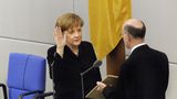 2005: Frauen an der Macht  Mit Angela Merkel wird erstmals in der Deutschen Geschichte eine Frau Kanzler. 16 Jahre bleibt sie im Amt und wird von internationalen Medien mehrfach zur mächtigsten Frau gekürt. Mit Ursula von der Leyn steht dem Bundesverteidigungsministerium erstmals eine Frau vor. Insgesamt war die Bundesregierung nie zuvor so weiblich. 2014 untersuchte die Unternehmensberatung Kienbaum die Postenverteilung. Die oberste Führungsebene, also die Bundeminister, waren zu 40 Prozent mit Frauen besetzt, 32 Prozent der Führungskräfte im Bundeskanzleramt und den Ministerien waren weiblich, auf der Ebene der Staatssekretäre 29 Prozent. Unterschiede gab es in den einzelnen Ressorts: Im Familienministerium stellten mit knapp 53 Prozent Frauen die Mehrheit in der Führung, gefolgt vom Ministerium für wirtschaftliche Zusammenarbeit und dem Bildungsministerium. Die Studie zeigte eines recht klar: Frauen als Chefs (be)fördern Frauen zu Spitzenpositionen. Das sei auch der richtige Weg in der privaten Wirtschaft, folgerte die Unternehmensberatung. Frauen in Führungspositionen ist die derzeit wichtigste Forderung der dritten Generation der Frauenbewegung.