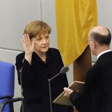 2005: Frauen an der Macht  Mit Angela Merkel wird erstmals in der Deutschen Geschichte eine Frau Kanzler. 16 Jahre bleibt sie im Amt und wird von internationalen Medien mehrfach zur mächtigsten Frau gekürt. Mit Ursula von der Leyn steht dem Bundesverteidigungsministerium erstmals eine Frau vor. Insgesamt war die Bundesregierung nie zuvor so weiblich. 2014 untersuchte die Unternehmensberatung Kienbaum die Postenverteilung. Die oberste Führungsebene, also die Bundeminister, waren zu 40 Prozent mit Frauen besetzt, 32 Prozent der Führungskräfte im Bundeskanzleramt und den Ministerien waren weiblich, auf der Ebene der Staatssekretäre 29 Prozent. Unterschiede gab es in den einzelnen Ressorts: Im Familienministerium stellten mit knapp 53 Prozent Frauen die Mehrheit in der Führung, gefolgt vom Ministerium für wirtschaftliche Zusammenarbeit und dem Bildungsministerium. Die Studie zeigte eines recht klar: Frauen als Chefs (be)fördern Frauen zu Spitzenpositionen. Das sei auch der richtige Weg in der privaten Wirtschaft, folgerte die Unternehmensberatung. Frauen in Führungspositionen ist die derzeit wichtigste Forderung der dritten Generation der Frauenbewegung.