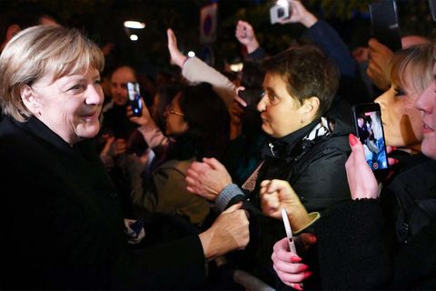Selfies und "Fist Bumps" mit der Kanzlerin – Merkel zeigt sich bürgernah wie selten