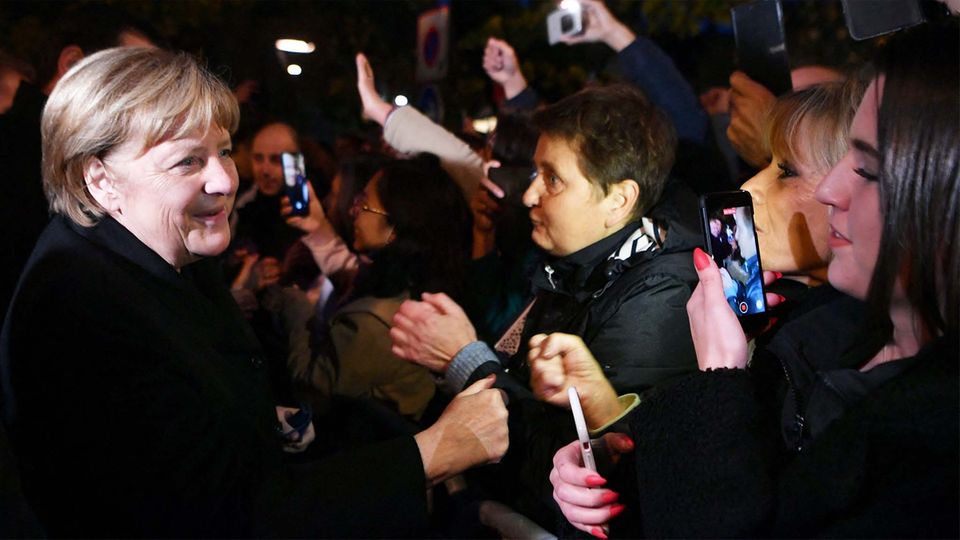 selfies y "golpes de puño" Con Chancellor - Merkel está más cerca de la gente que nunca