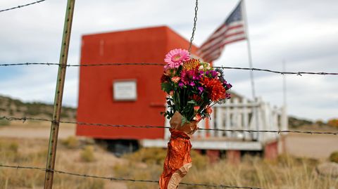 Tödliche Schüsse: Blumen zu Gedenken an die Verstorbene beim Filmdreh