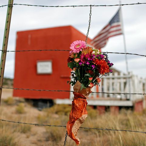 Tödliche Schüsse: Blumen zu Gedenken an die Verstorbene beim Filmdreh