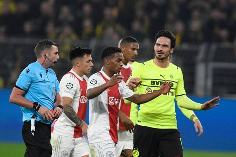 Mats Hummels diskutiert nach seinem Foul an Amsterdams Antony mit dem Schiedsrichter